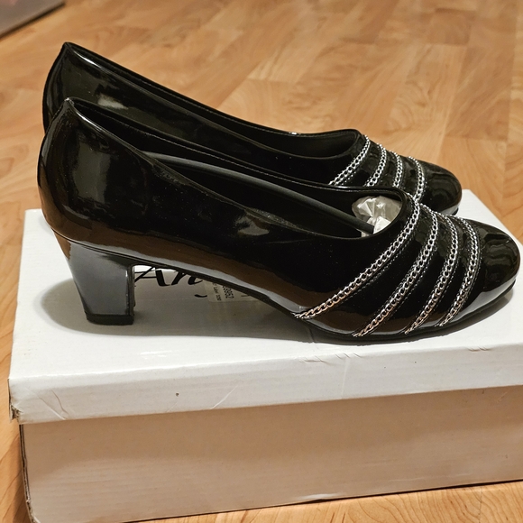 Black Patent Women's Shoes With Chain Details - Picture 4 of 13